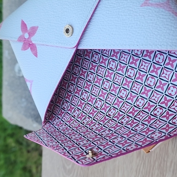 Louis Vuitton Kirigami Pochette Medium Pink By the Pool Collection 2023 - Picture 9 of 11